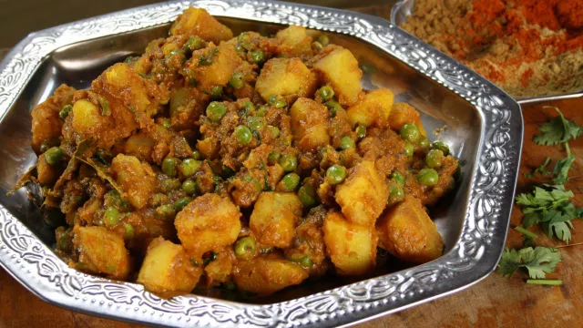 Kari od krompira i graška s paradajzom i korijanderom (ALOO DUM)