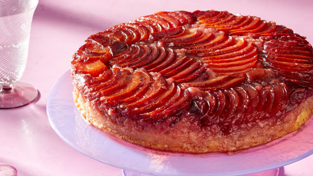 Izvrnuta torta od šljiva