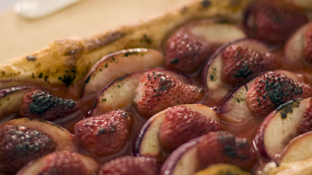 Tart od jagoda i nektarina