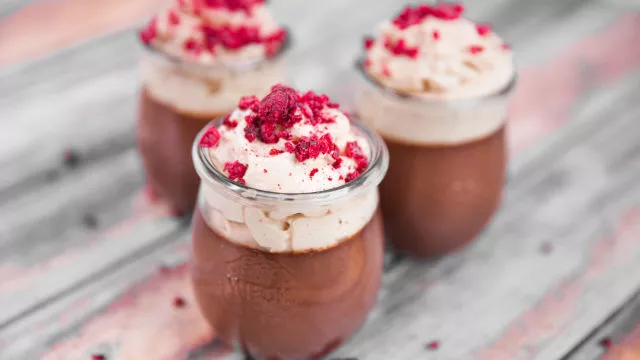 Čokoladni puding s kafom, kokos penom i suvim malinama
