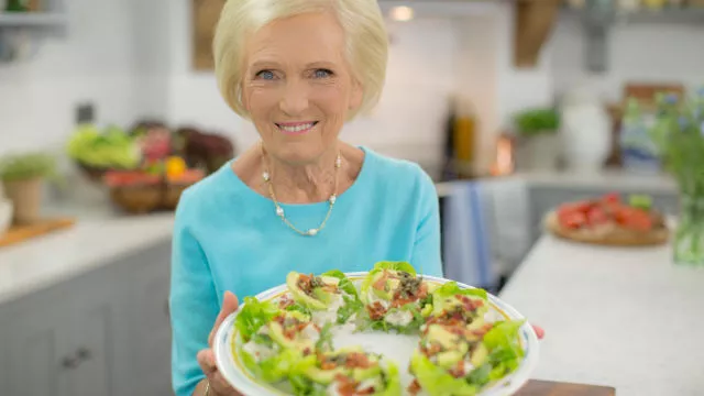 Salata od piletine, avokada i slanine