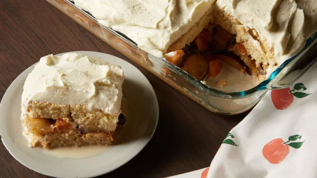 Torta “Cuatro Leches” sa šljivama i kajsijama