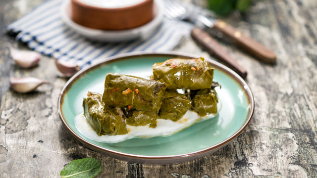 Rolnice od listova vinove loze punjene jagnjetinom