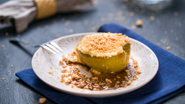 Pečene jabuke s pudingom krem brule