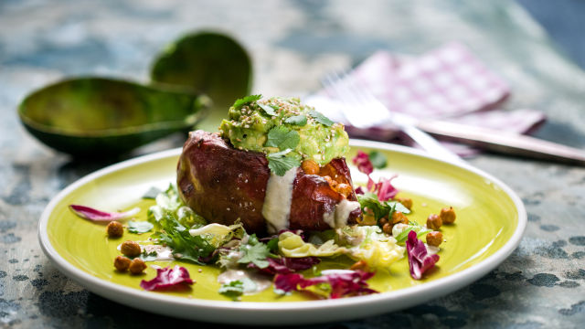 Pečeni batatat s leblebijama i avokadom