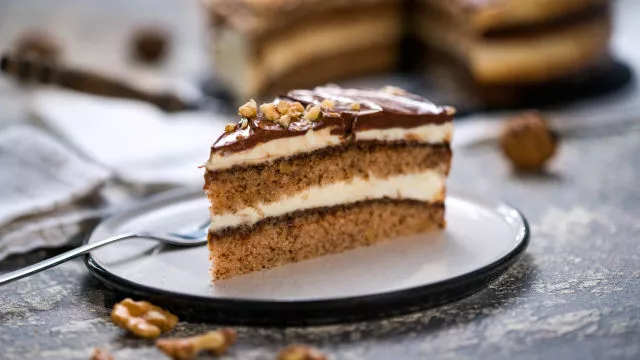 Torta od oraha sa džemom od latica ruže