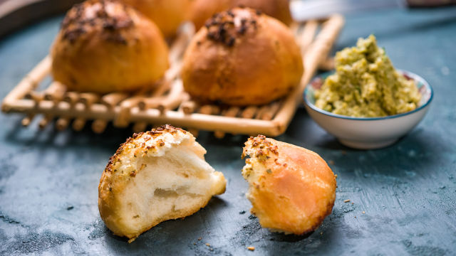 Hleb s belim lukom i premazom od zelenih maslina