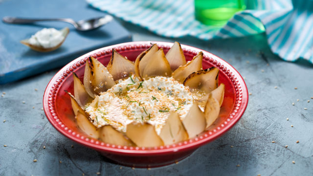 Sos za umakanje od ovčjeg sira s pečenim lukom i susamom