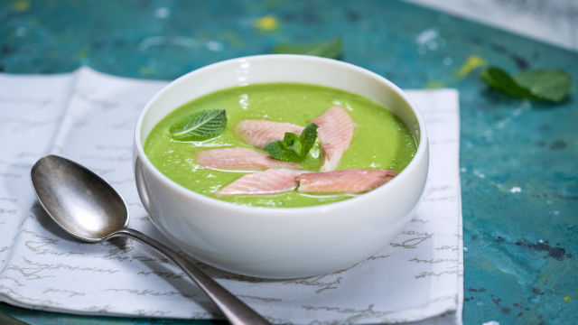 Krem čorba od graška s dimljenom pastrmkom