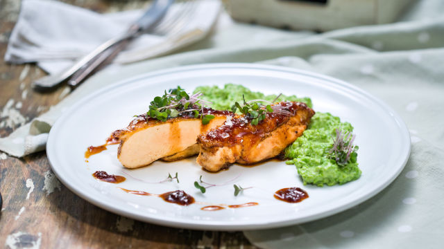 Pileći file s gastrik sosom i izgnječenim graškom