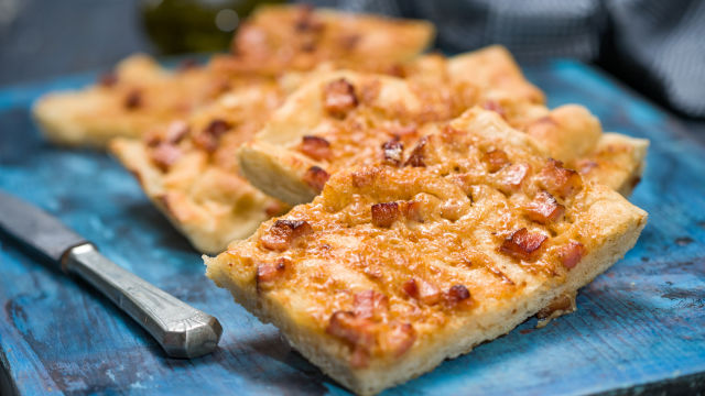 Lepinja sa dimljenom slaninom i lukom