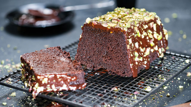 Torta s čokoladnom karamelom i glazurom od pistaća