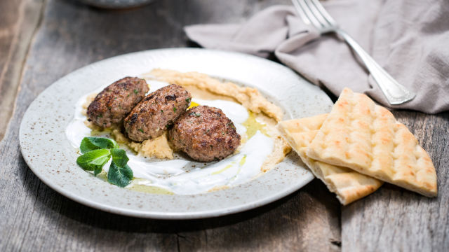 Goveđe ćufte s humusom i jogurtom
