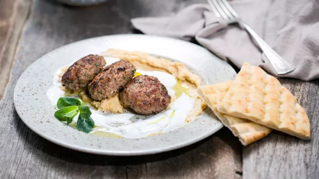 Goveđe ćufte s humusom i jogurtom