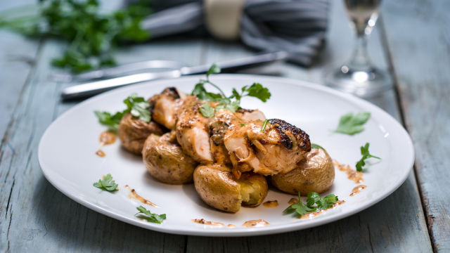 Pileći file sa zapečenim krompirom i sosom za roštilj