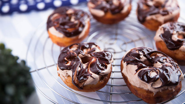 Krofne sa čokoladnim mrvicama, švajcarskim meringuom i čokoladnom glazurom