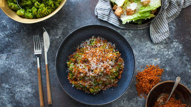 Cezar salata sa zelenim fusilima, kobasicom i pekorinom