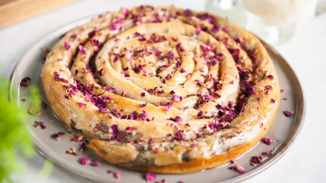 Pita-burek s alvom, belom čokoladom i bademima