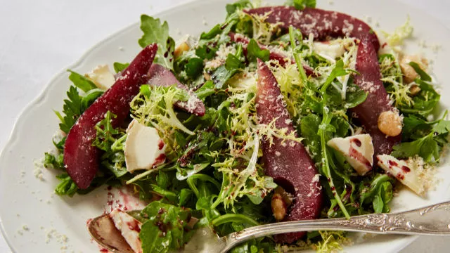 Salata od krušaka s kozjim sirom, poširana u portugalskom vinu