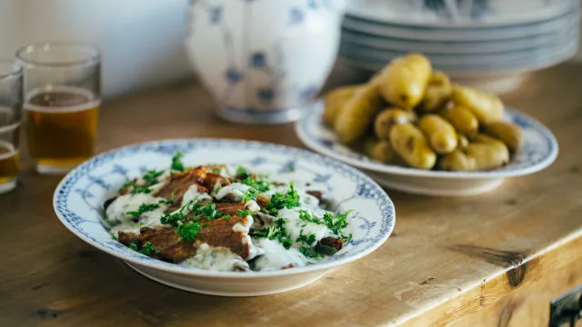 Svinjska slanina na roštilju, sa sosom od peršuna