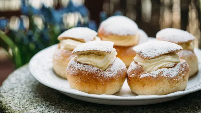 Semla – švedske kardamom krofne punjene kremom