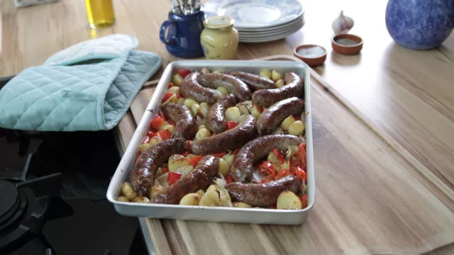 Večera od pečenih kobasica i krompira