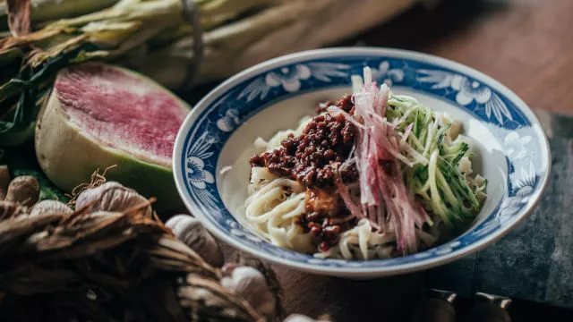 „Zhajiangmian” (nudle u sosu)