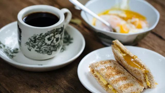 Tost sa džemom od kokosa (kaja) sa meko kuvanim jajima i hajnanskom kafom