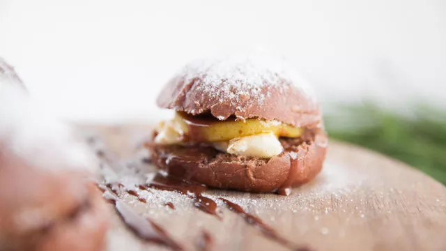 Čokoladni hamburger sa mlečnom čokoladom i filom od maskarponea