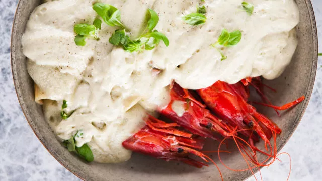Mezze Maniche testo sa škampima i slaninom