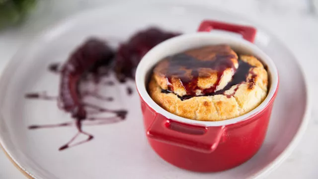 Sufle od parmezana s poširanim kruškama