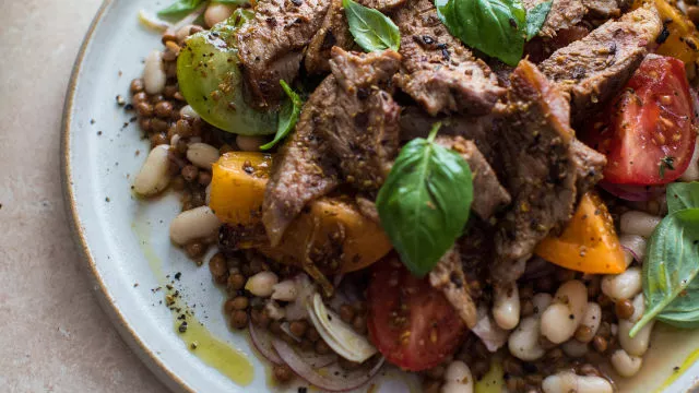 Začinjena jagnjetina sa salatom od belog pasulja i paradajza