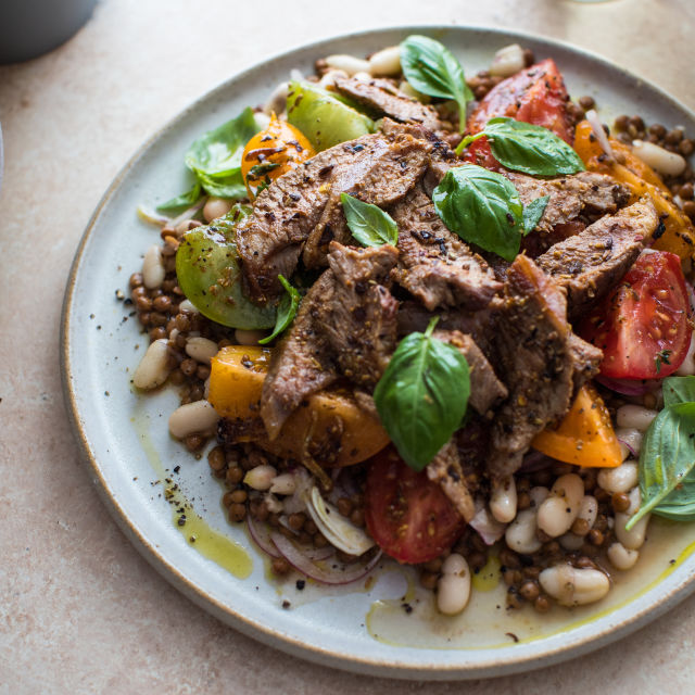Začinjena jagnjetina sa salatom od belog pasulja i paradajza