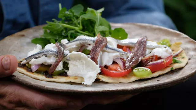 Lepinje iz logorske vatre i salata sa kremastom buratom