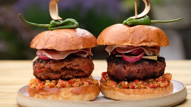 Hamburger sa španskim kobasicama čorizo