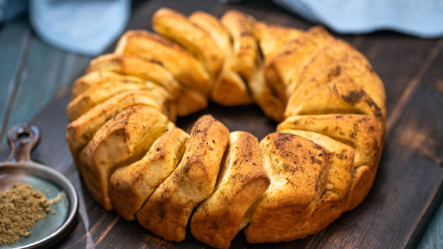 Okrugla zemička sa smeđim puterom i začinskom solju