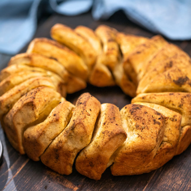 Okrugla zemička sa smeđim puterom i začinskom solju