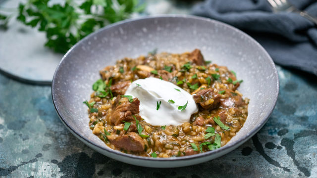 Jagnjetina sa zelenim začinskim biljkama i rižom