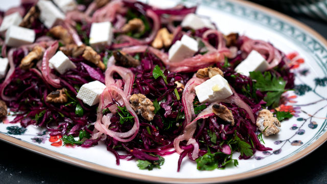 Salata od crvenog kupusa sa ukiseljenim lukom