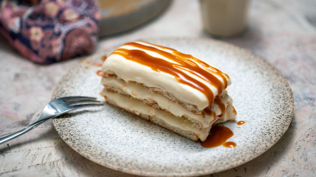 Biskvit torta sa kremom od citrusa i sosom od karamele