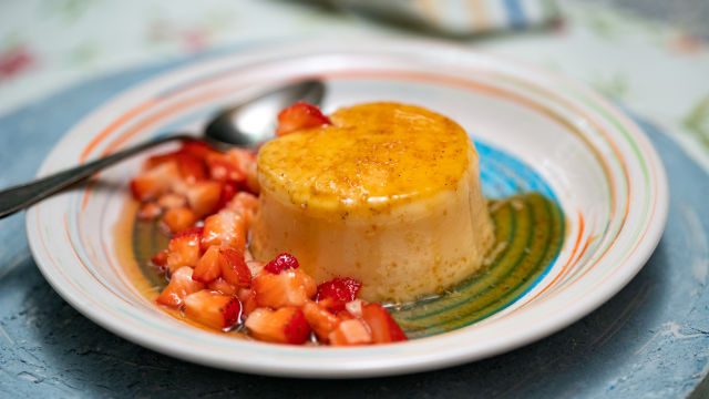 Puding sa jagodama i prelivom od karamele