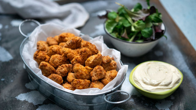 Pohovana piletina sa jogurt sosom