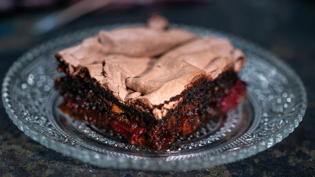 Brauni sa marelica višnjama i meringu prelivom