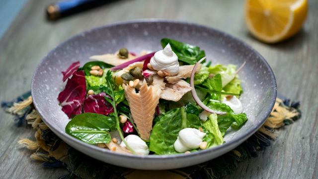 Salata od sira i dimljene pastrmke