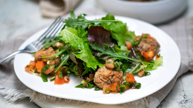 Salata sa pljeskavicama od pasulja i paradajz salsom