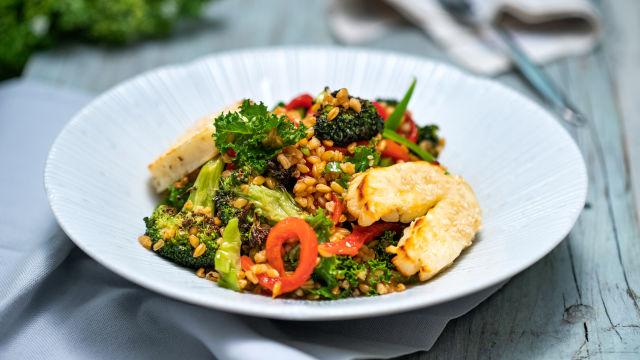 Šarena salata od spelte, brokolija, paprike i halumi sira