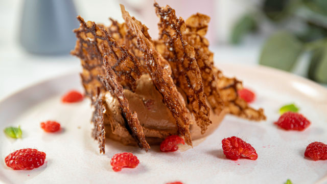 Čokoladni mus sa malinama i "arabesku" ukrasima