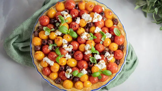 Tart od paradajza sa karamelizovanim lukom i inćunima
