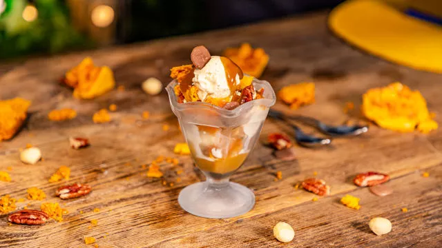 Sladoled od saća sa sosom "butterscotch"