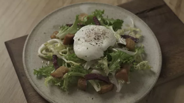 Salata sa jajima i salamom “sauccison”